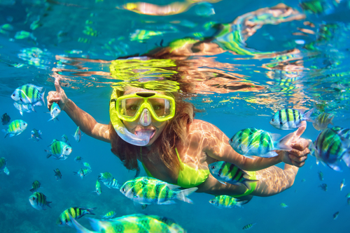 Happy,Family,-,Girl,In,Snorkeling,Mask,Dive,Underwater,With